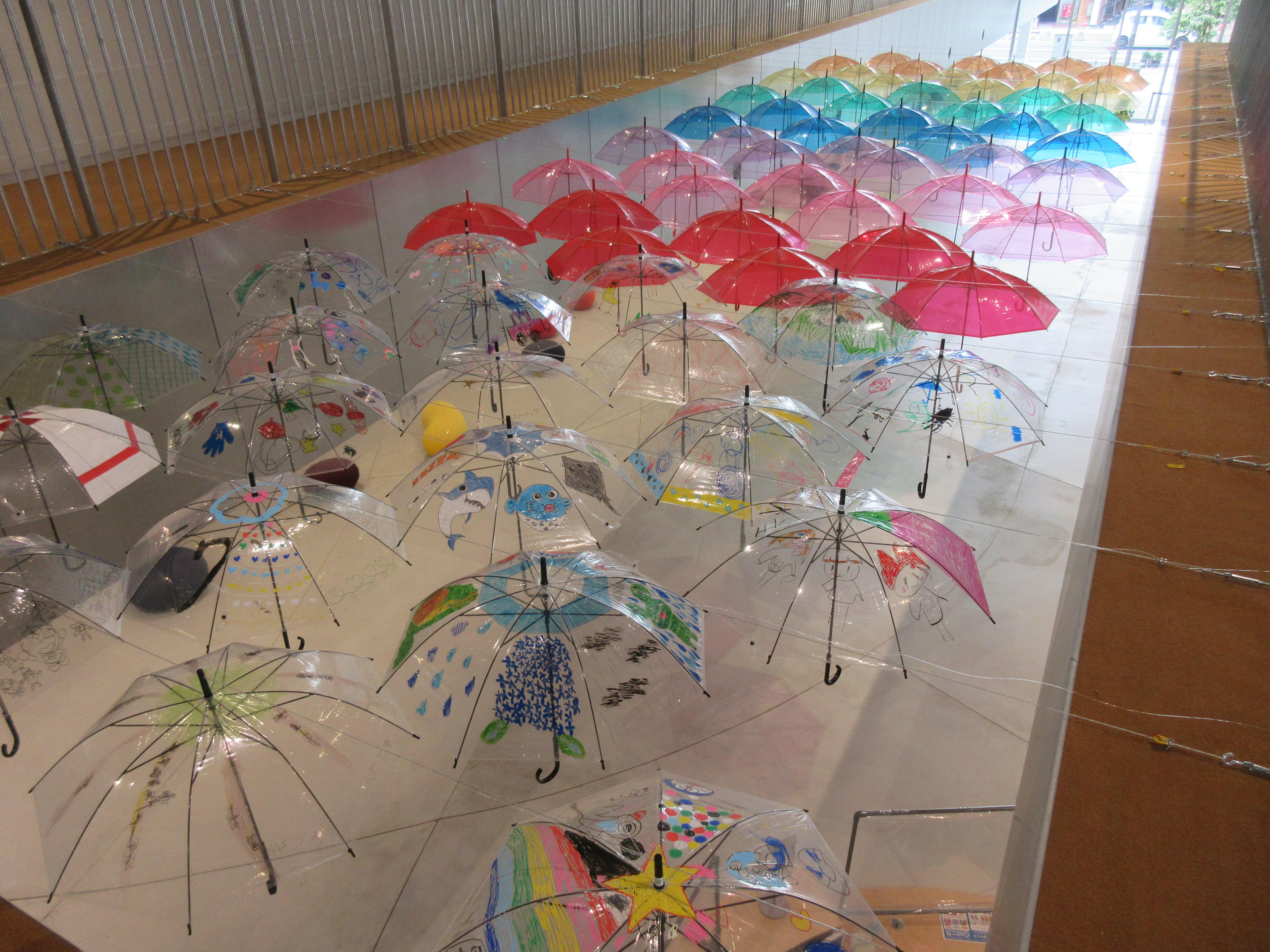 家族と一緒につくったオリジナルの傘が展示された