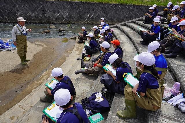 生徒が水質調査の記録をとっている写真