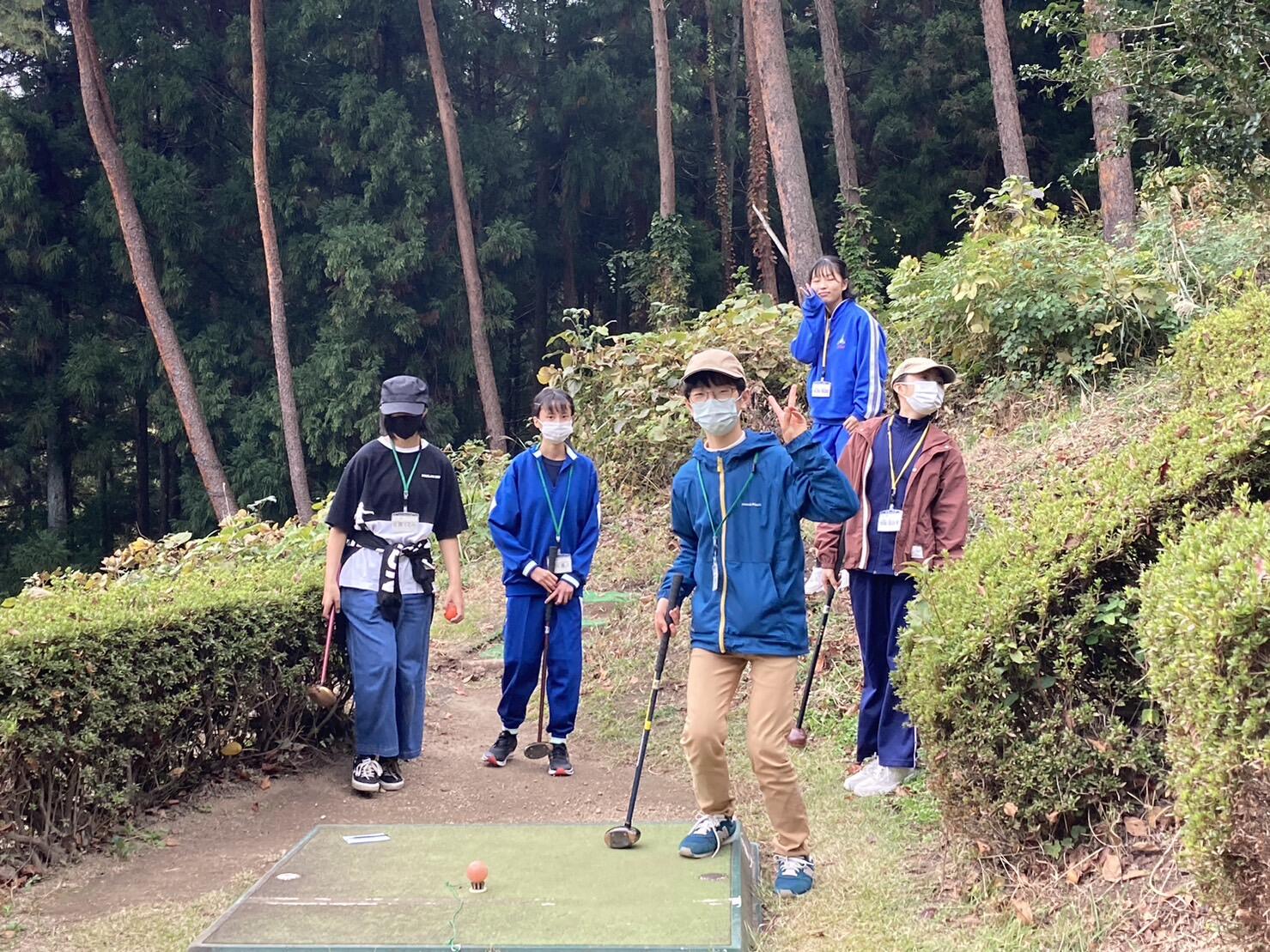 パークゴルフを楽しむ中学生たち