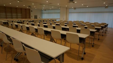 上等のテーブルと椅子別館倉庫場所浦添市安波茶においてあります 備品搬入①｜tette テッテ 須賀川市民交流センター